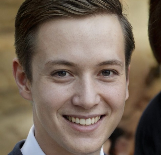 Jennifer Park, customer success agent sending video messages with YoRecord and AI subtitles